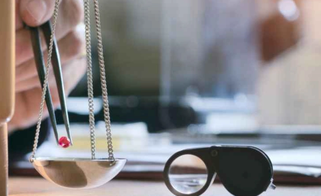 what is a gemologist