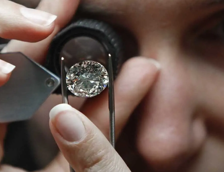 what is a gemologist