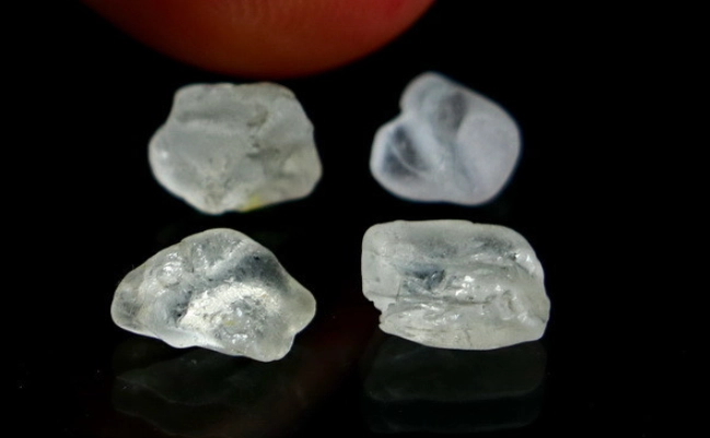 white sapphire vs diamond