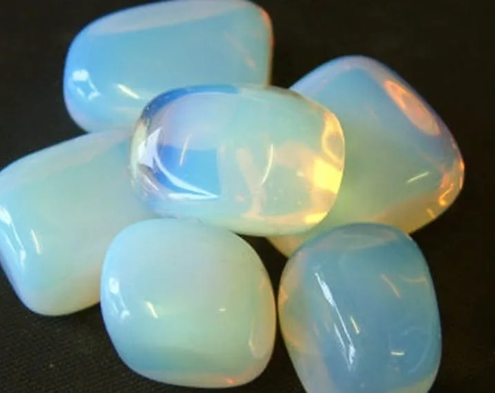 Moonstone gemstone properties