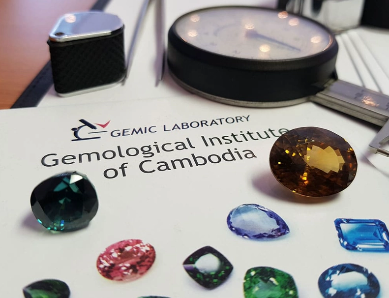 how to become a gemologist