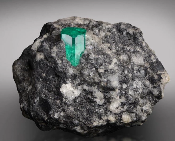 Can you make money as a gemologist?