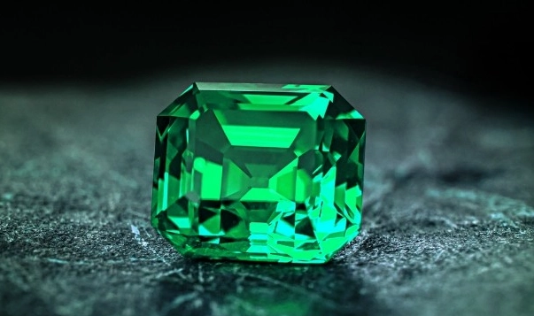 emerald birthstone color