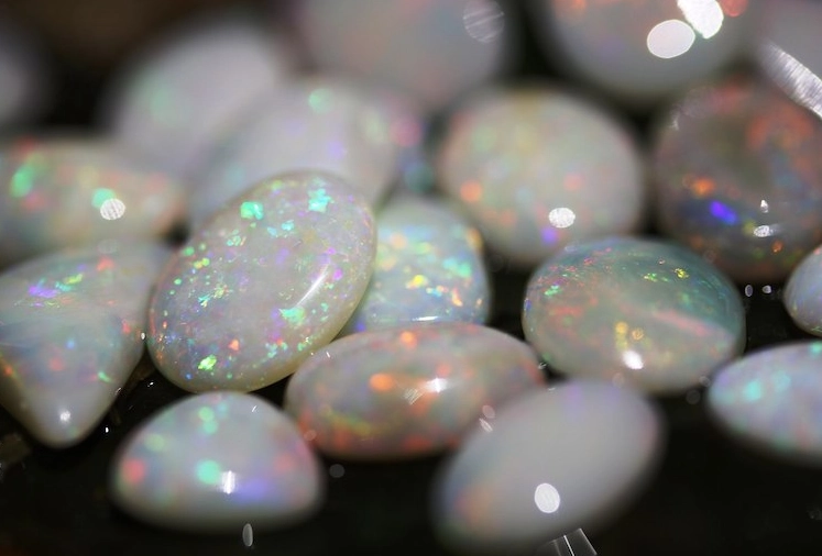 opal birthstone meaning